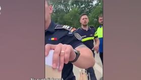VIDEO Doi polițiști din Iași sunt cercetați pentru un posibil abuz. Totul a pornit de la un bătrân care nu a vrut să se legitimeze